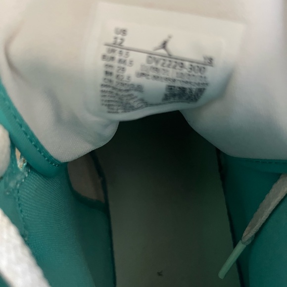 Womens Air Jordan 1 Mid ‘Marine Green’ - Picture 3 of 4